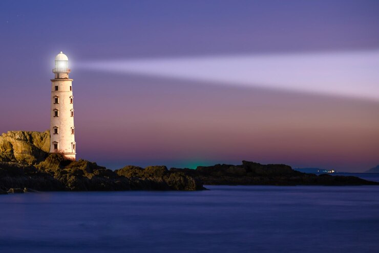 Faro sul tramonto sul mare con faro luminoso al paesaggio notturno