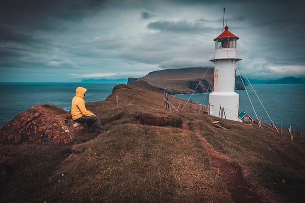 Faro sull'isola di mykines nel faroe