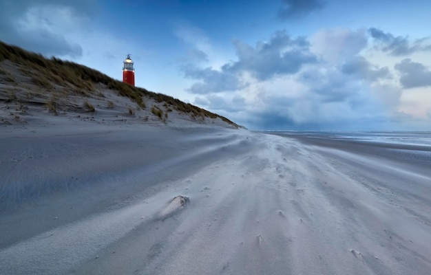 faro sulla costa del Mare del Nord al crepuscolo