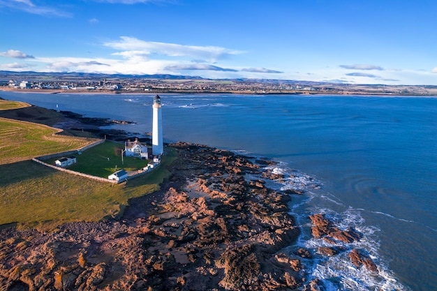 Faro sulla costa del Mare del Nord in Scozia vista dall'alto