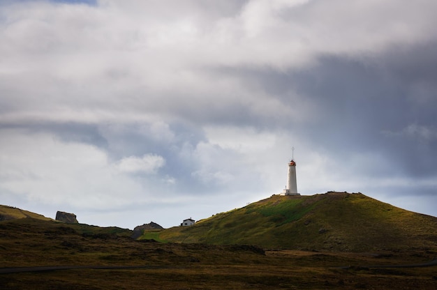 Faro sulla montagna contro un cielo nuvoloso