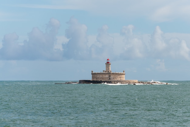 Faro sulla piccola isola in mare - Il forte di Sao Lourenco do Bugio