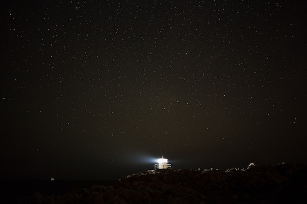 Faro svedese nella neve in una notte d'inverno ventoso