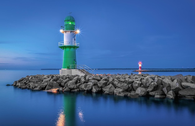 Faro verde gigante a Rostock Warnemunde in Germania