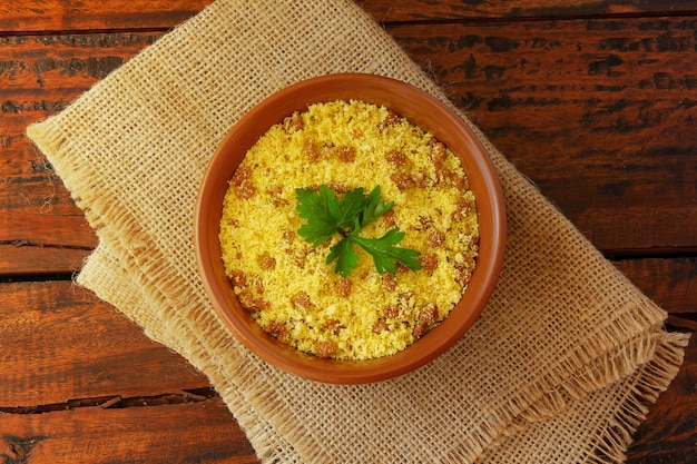 Farofa brasiliano. Piatto tradizionale della cucina brasiliana a base di farina di manioca, molto utilizzato nelle feste e nel periodo natalizio. Messa a fuoco selettiva