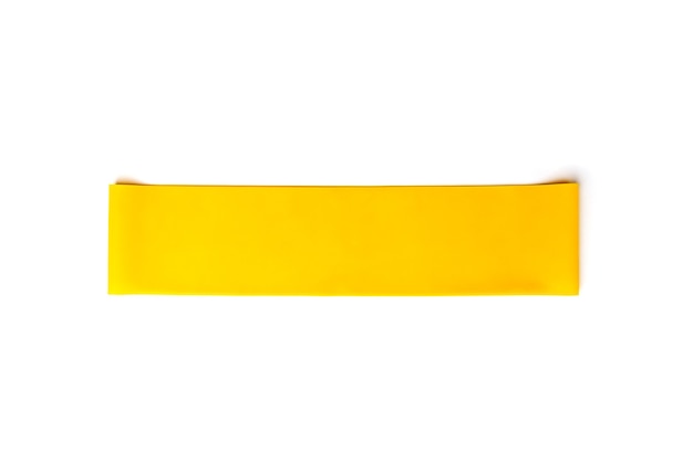 Fascia elastica fitness gialla per lo sport isolato su priorità bassa bianca.