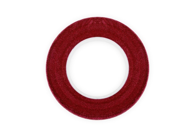 Fascia in nastro di raso con fiocco in tessuto a righe rosse isolato su sfondo bianco