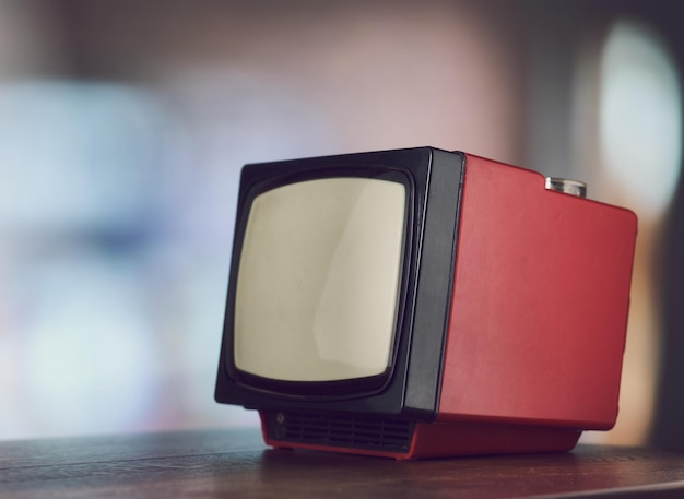 Fascino nostalgico della TV rossa vintage