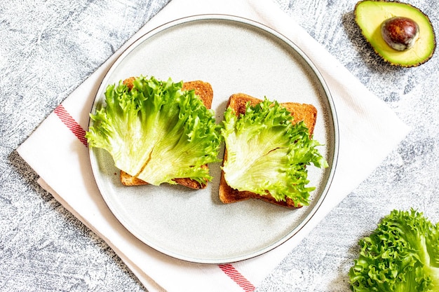 Fase 10 Preparazione passo dopo passo di un panino con tonno, avocado, cetriolo e cipolla