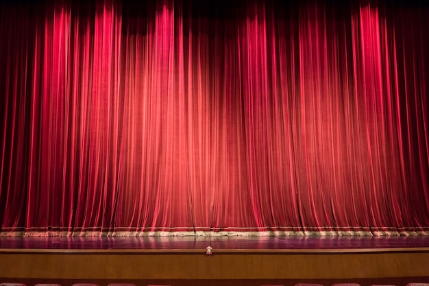 Fase vuota del teatro e tenda rossa o drappi sfondo