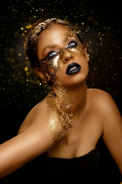 Fashion art Golden skin Modella Ragazza con Festive Golden Glamour Brillante Professional