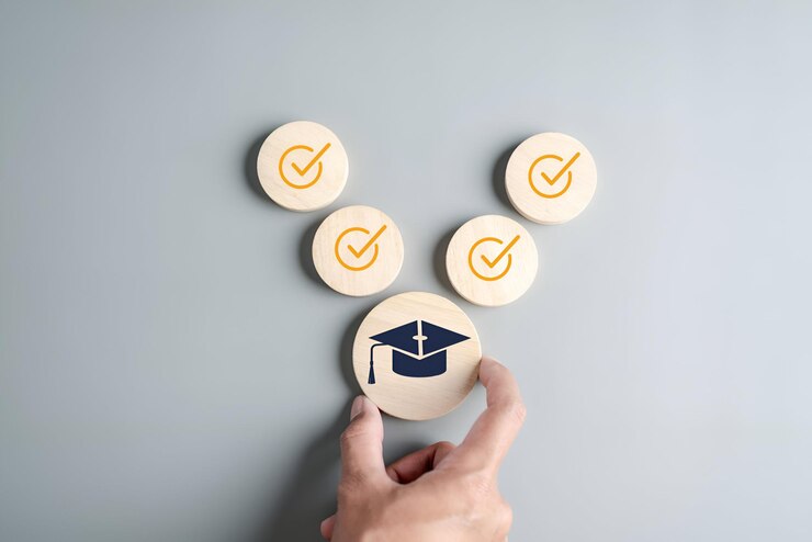 Fasi dell'istruzione che portano all'obiettivo del successo Intraprendere passi strategici verso la laurea Percorso di carriera e primo per il business Concetto di obiettivi di conseguimento della laurea Tappo di laurea su blocco di legno