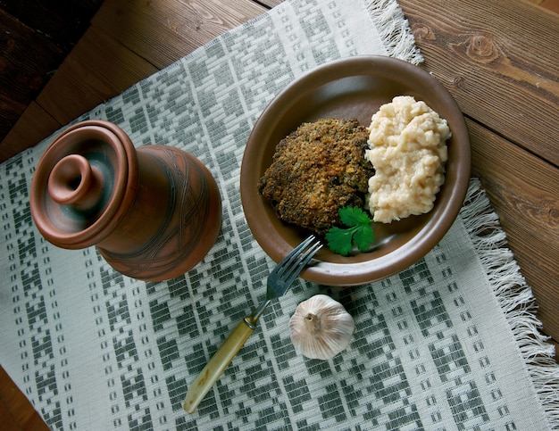 Fasolica - purea di fagioli e braciola di maiale. Cucina moldava
