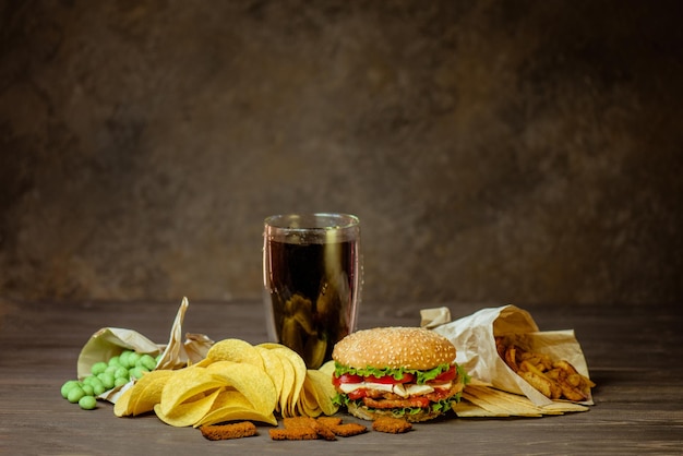 Fast food e concetto di cibo malsano Gustosi e appetitosi hamburger cola e patatine fritte