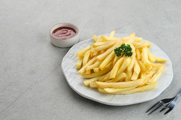 Fast food gustoso e salato patatine fritte servito con salsa di peperoncino Spazio per il testo