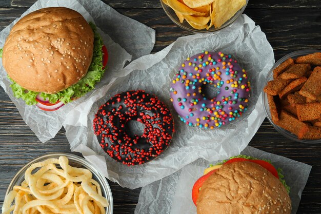 Fast food gustoso sul tavolo di legno rustico