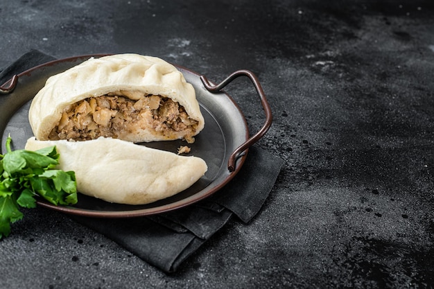 Fast food nazionale coreano torte al vapore pyanse Pyanse con verdure e carne Sfondo nero Vista dall'alto Spazio di copia