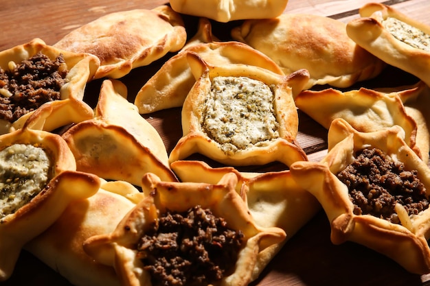 Fatayer misto assortito con Labneh Zataar Mortadella jibin Mozzarella Rahash cioccolato Sabanikh e sujuk cotto sfondo isolato vista dall'alto cibo arabo