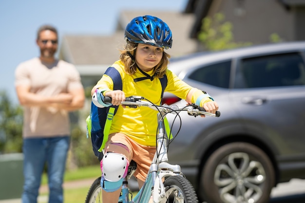 Fathers day padre e figlio in bicicletta sulla strada al concetto di giornata del padre di famiglia amichevole