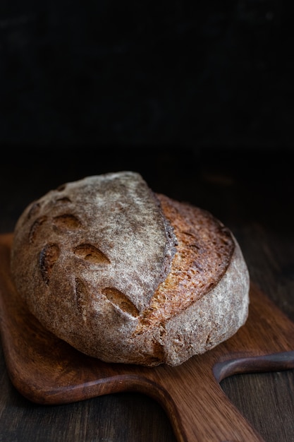 Fatti in casa Primo piano di pane integrale a lievito naturale fatto in casa