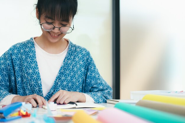 Fatto a mano, la ragazza ritaglia la carta.