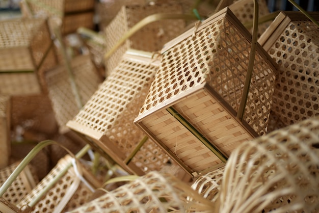 fatto cestini negozio. Ci sono molti tipi di cesto che sono fatti di bambù. Il cesto di vimini è h