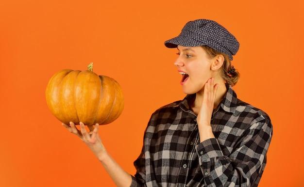 Fattoria di famiglia. Contadino rustico della donna che presenta zucca. Agricoltura e agricoltura. concetto di agricoltura. L'agricoltore porta una grande zucca. Ricetta di cucina. Raccolto in giardino. Zucca nostrana. Coltivazione biologica.