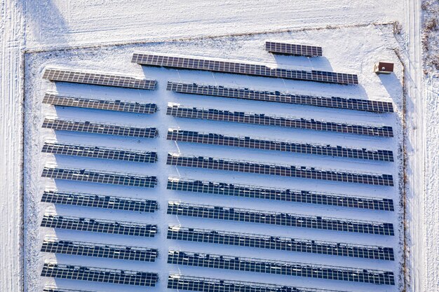 Fattoria fotovoltaica innevata in inverno Energia alternativa in Polonia