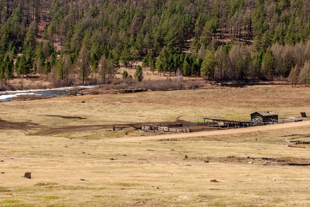 Fattoria in un campo vicino al fiume