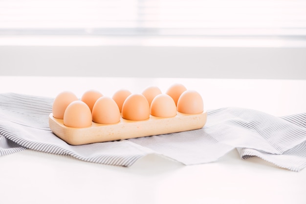 Fattoria uova fresche crude in confezione su tavolo grigio ingrediente per la preparazione della colazione uova strapazzate omelette uovo fritto