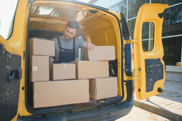 Fattorini che scaricano scatole in movimento dall'auto