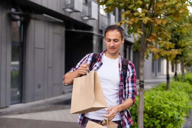 fattorino con contenitori di carta per cibo da asporto.