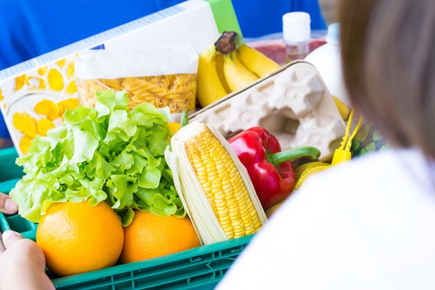 Fattorino consegna cibo a una donna