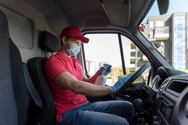 Fattorino di vista laterale con l'automobile di pulizia della maschera