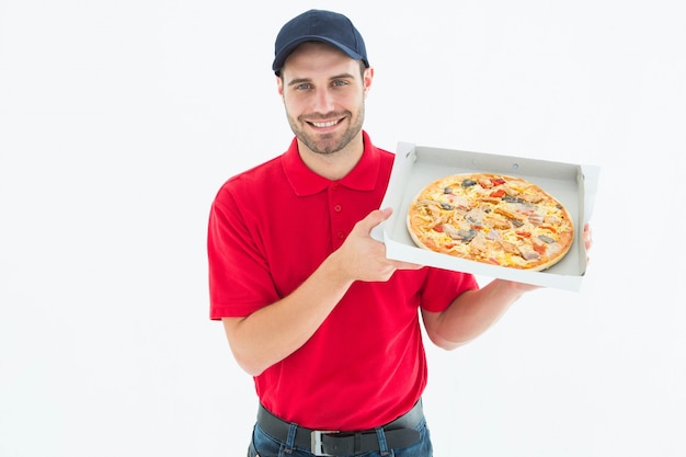 Fattorino felice che mostra pizza fresca