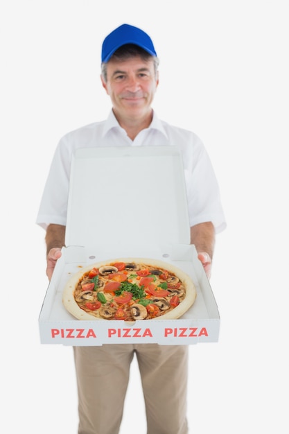 Fattorino felice che tiene pizza