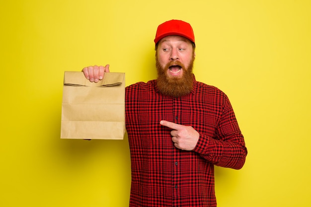 Fattorino stupito con cappello e barba