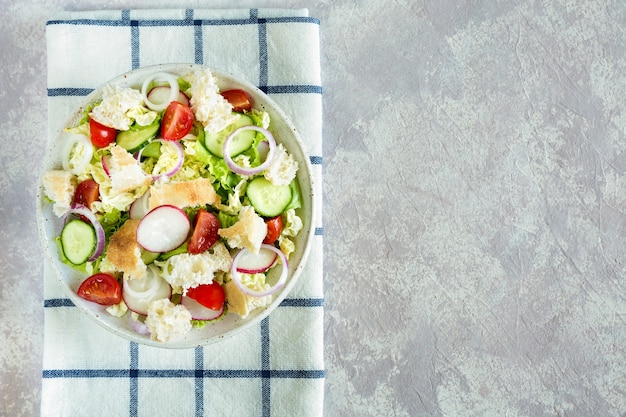 Fattoush insalata con pane pita e verdure fresche sul piatto vista dall'alto