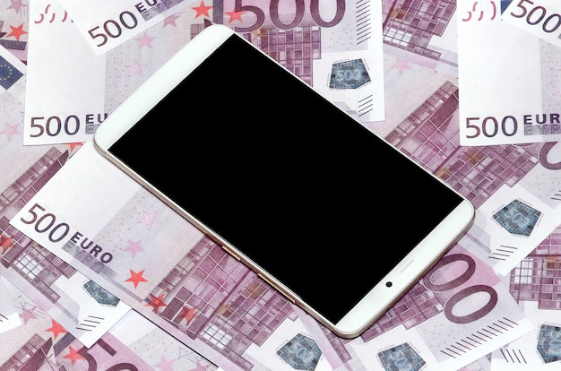 Fatture di soldi viola 500 euro e uno smartphone con il nero