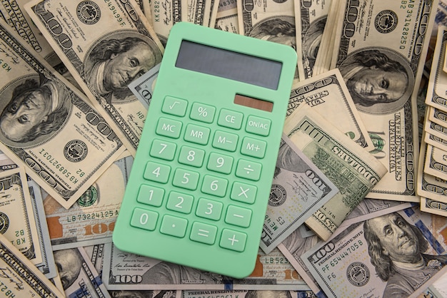 Fatture in dollari USA e calcolatrice, concetto di investimento o risparmio
