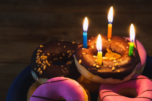 fauts con buon compleanno su fondo di legno