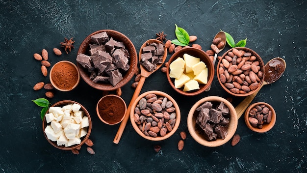 Fave di cacao cioccolato burro di cacao e polvere di cacao su sfondo nero Vista dall'alto Spazio per la copia gratuito