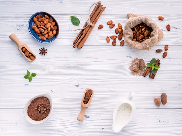 Fave di cacao e fagioli di cacao su fondo di legno.