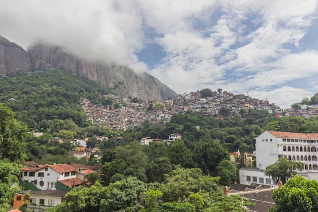 Favela Rocinha vista dal quartiere di Gavea a Rio de Janeiro, Brasile.
