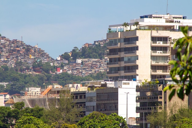 Favela Rocinha vista dalla Laguna Rodrigo de Freitas a Rio de Janeiro in Brasile