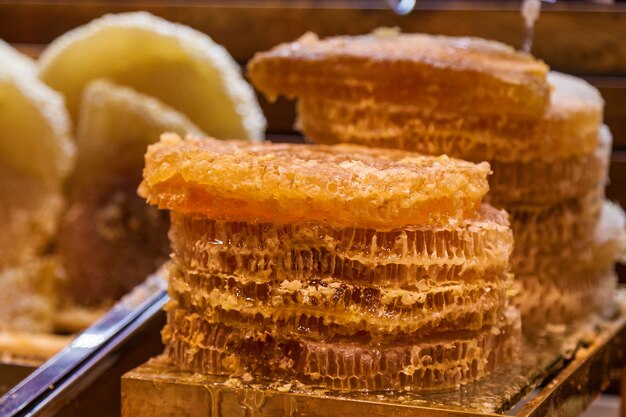Favi crudi organici su tavola di legno, nido d'ape con miele nel bazar di Istanbul