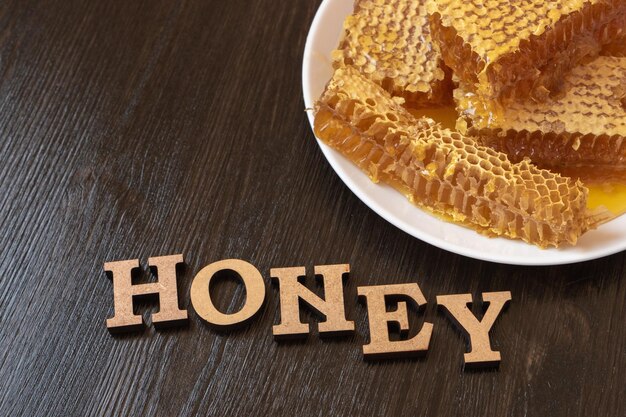 Favi in piastra bianca sul tavolo di legno Prodotto biologico naturale delle api Stile di vita sano