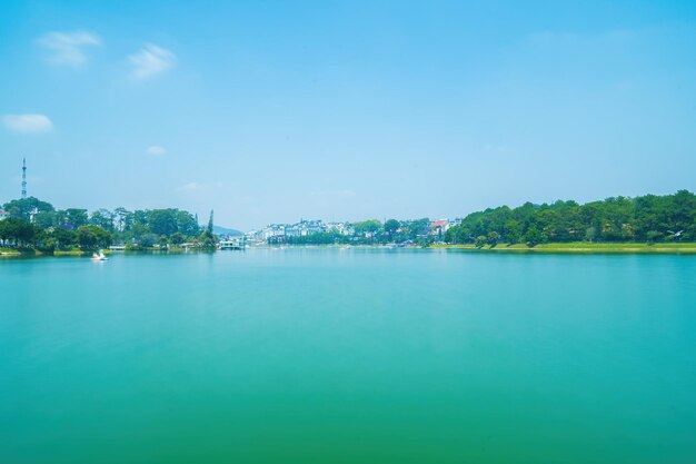 Favolosa alba del lago Xuan Huong nel centro della città di Da Lat Provincia di Lam Dong Vietnam Questo lago artificiale nel centro della città è il luogo preferito dai turisti e dalla gente del posto per passeggiare