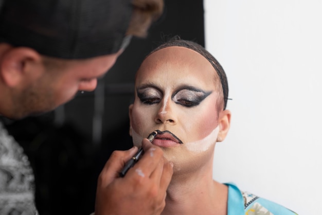 Favolosa drag queen che si prepara il trucco