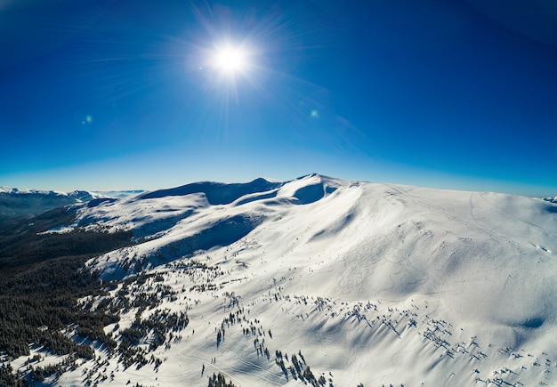 Favolosa vista sul soleggiato pendio invernale con alberi innevati situato nel comprensorio sciistico